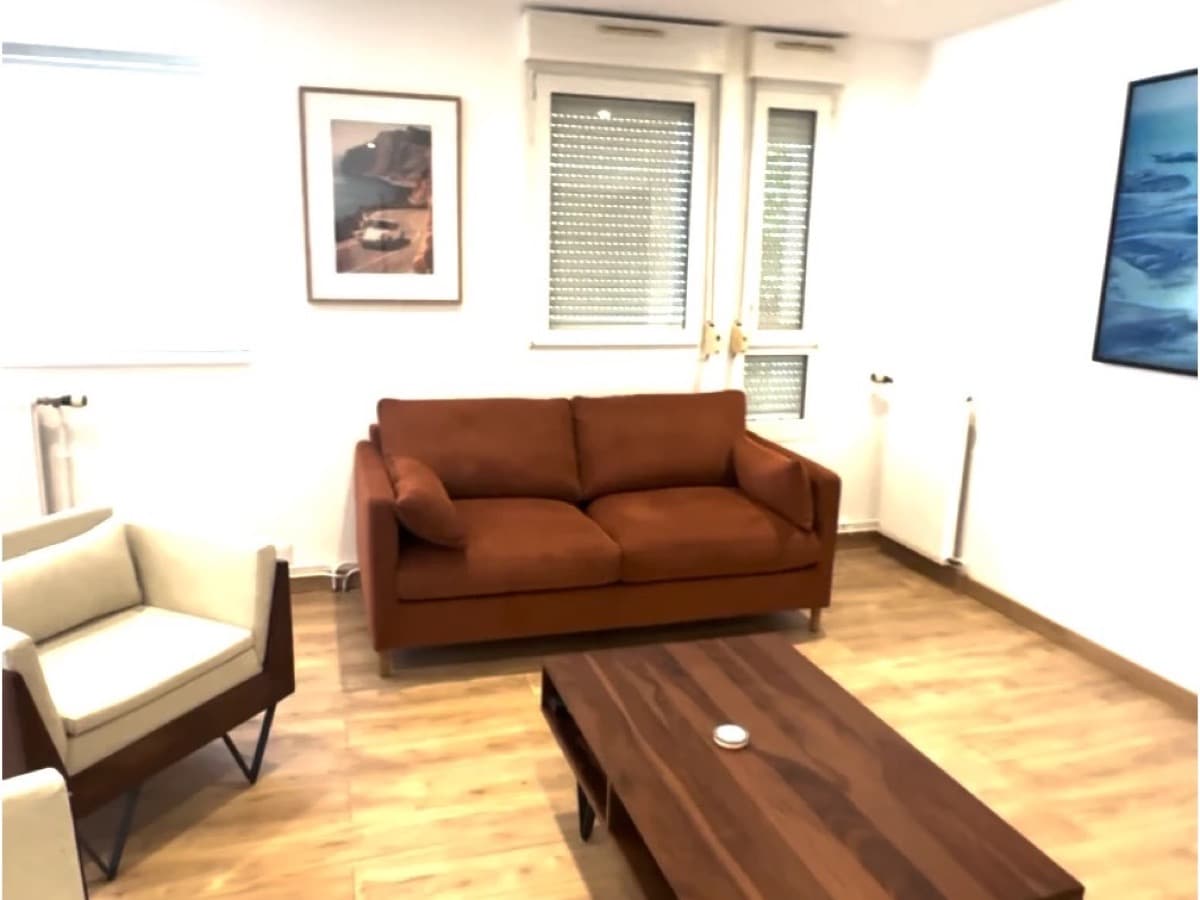 Espace d'accueil du bureau de Tours, où le courrier est reçu et traité.