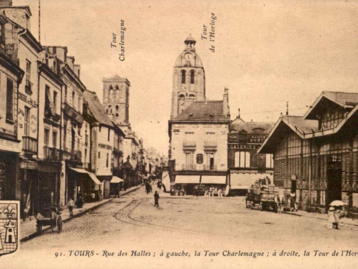 La rue des Halles à Tours vers 1910, avec la Tour Charlemagne et la Tour de l'Horloge.